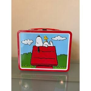 Peanuts Snoopy embossed tin fun lunchbox charlie brown flying woodstock storage